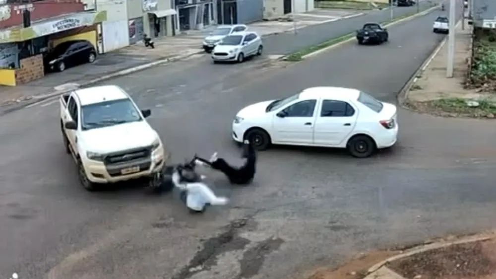 Acidente entre carro e bicicleta deixa duas pessoas feridas em cruzamento de Bataguassu