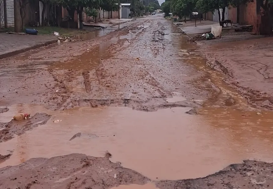 Rua que tinha asfalto vira lamaçal em Santa Rita do Pardo e paralisação de obra revolta moradores e inflama a Câmara Municipal