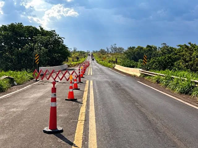 Obra prevê alargamento e novos acostamentos nas pontes; liberação de cargas pesadas ocorrerá após o término da primeira etapa dos serviços.