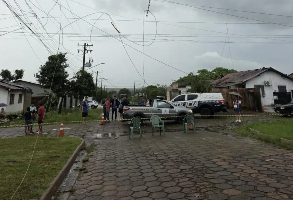 Temporal destelha casas e derruba árvores em Amambai