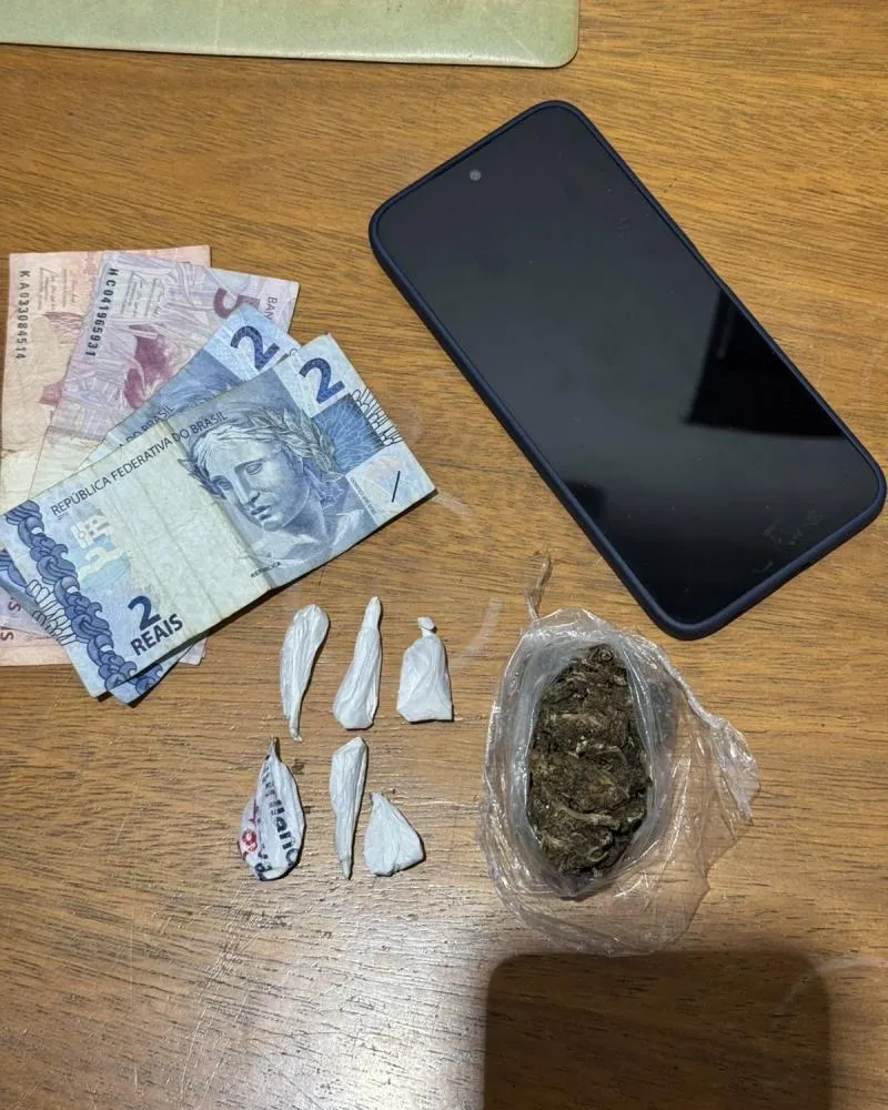 Homem é preso por tráfico de drogas na Vila Quebracho após denúncia anônima