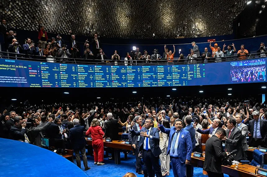Senado aprova PEC que acaba com a escala 6x1 e garante dois dias de folga por semana