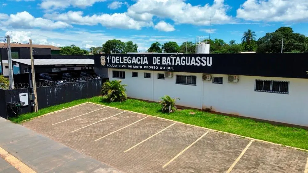 Homem destrói casa do filho e é contido com arma de choque pela PM em Bataguassu