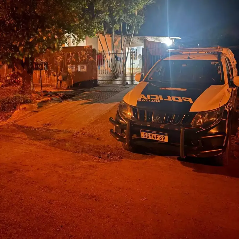 Jovem tem casa invadida e é assassinado na frente da esposa e dos 4 filhos