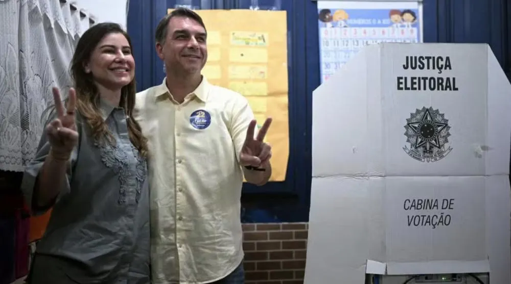 Candidato à Presidência, Flávio Bolsonaro vota no Rio de Janeiro neste domingo