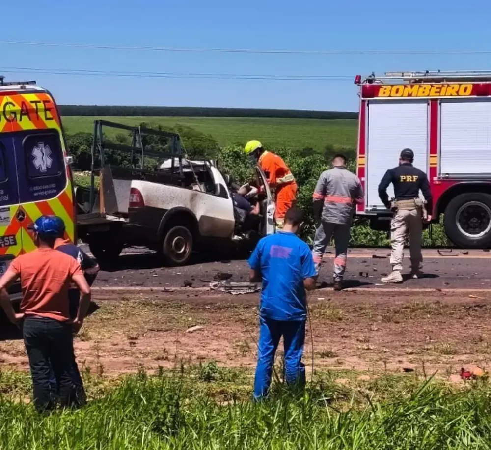 Colisão entre picape e carreta deixa um morto e um ferido grave em MS